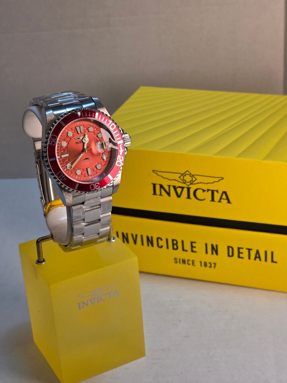 Invicta Pro Diver Vectide 50888 Red Shark Dive Watch 42mm Stainless Steel Quartz